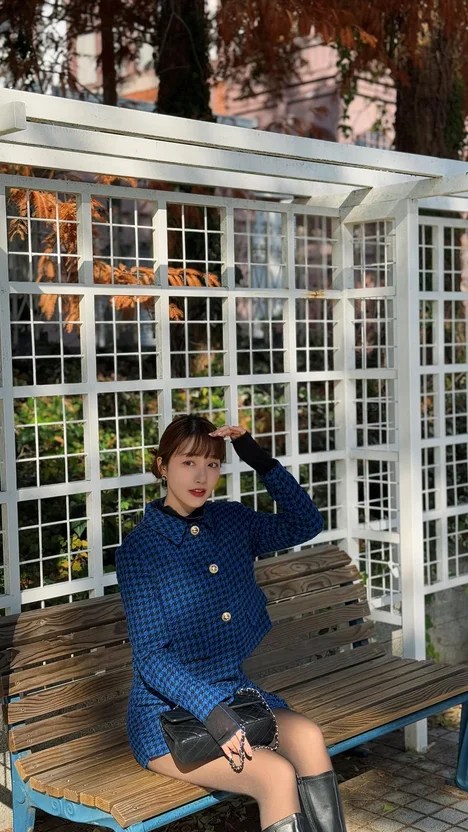 泱泱吴泱潾的蓝色格纹诱惑：黑丝长靴包裹下的绝对领域美腿 - 图片 6