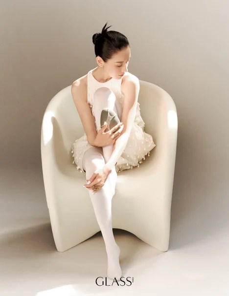 董洁纯白芭蕾之恋：厚白丝包裹下的绝美足尖 - 图片 3
