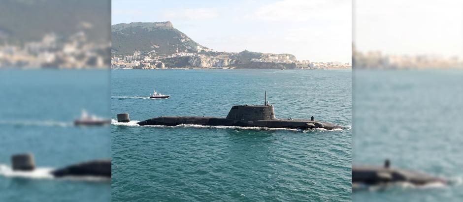 Un submarino británico armado Hunter Killer saliendo de Gibraltar