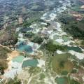 SANTANDER DE QUILICHAO (CAUCA, COLOMBIA), 13/02/2015.- Vista aérea hoy, viernes 13 de febrero de 2015, de una mina ilegal de oro ubicada en la zona rural de Santander de Quilichao, en el departamento de Cauca (Colombia). Además de registrarse problemas de seguridad por el control de esta minas de grupos armados y bandas criminales, los líderes de resguardos indígenas has promovido movilizaciones para hacer frente a esta práctica y rechazarla debido a su impacto ambiental negativo. La minería ilegal afecta el ecosistema directamente por el uso de mercurio y otros metales, que contamina los ríos, así como por el desvío del cauce de los ríos, la excavación sin control y la tala. Según cifras recientes de la Agencia Nacional de Minería de Colombia, el 83 % de los metales preciosos que se producen en Colombia proviene de explotaciones ilegales y, hasta la fecha, solo hay 442 títulos de explotación minera legal de oro y metales preciosos. EFE/Christian Escobar Mora