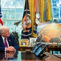 El presidente de Estados Unidos, Donald Trump, escucha durante un anuncio sobre el escudo antimisiles Cúpula Dorada.