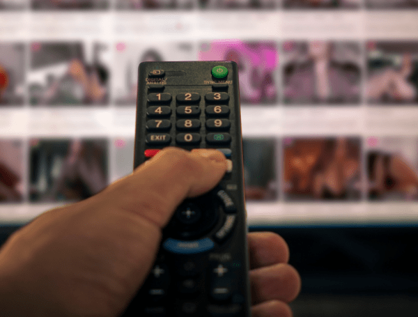 Ver en exceso pornografía sería perjudicial para la salud.