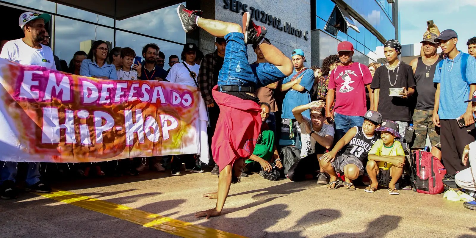Dos griôs da África para as periferias do mundo: hip hop faz 50 anos