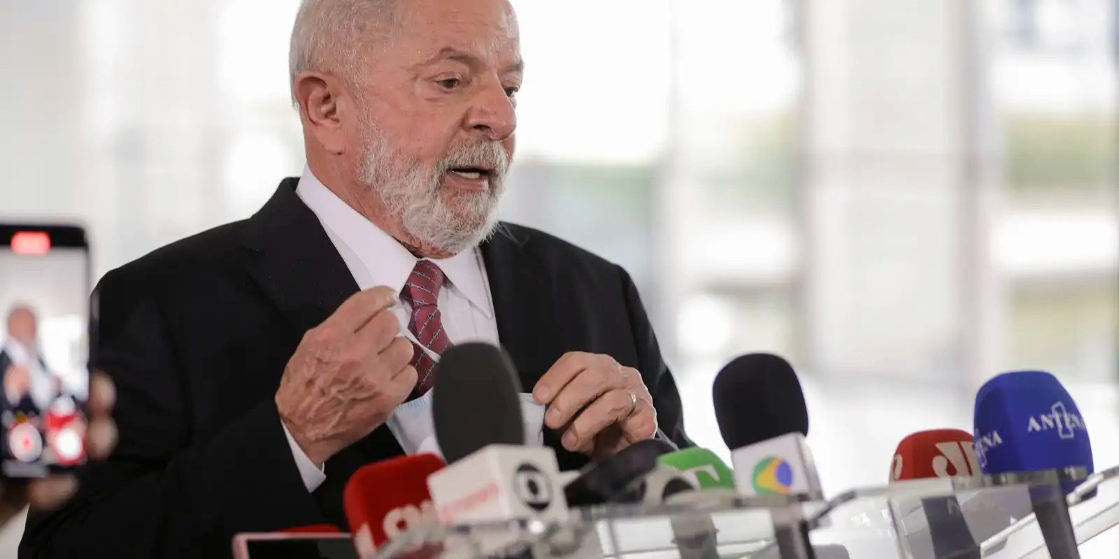 Lula deixa hospital em Brasília após cirurgia