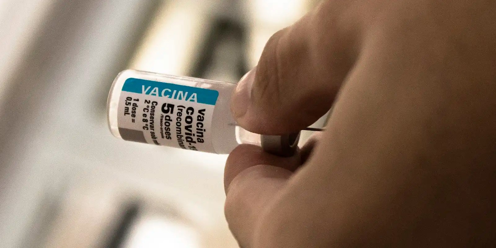 Após cinco anos de vacinação, covid recua, mas ainda preocupa