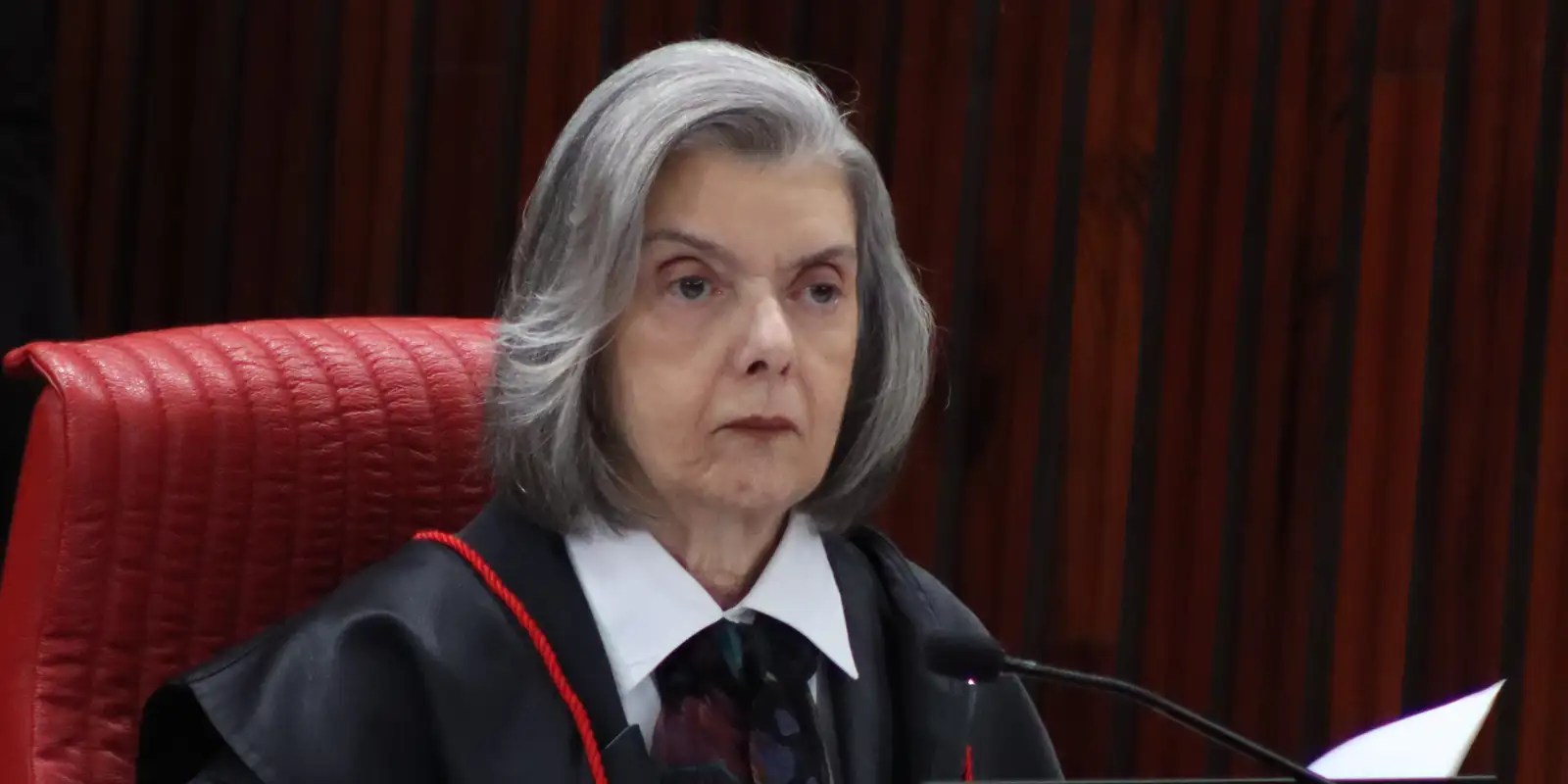 Cármen Lúcia critica falta de espaços de poder para mulheres