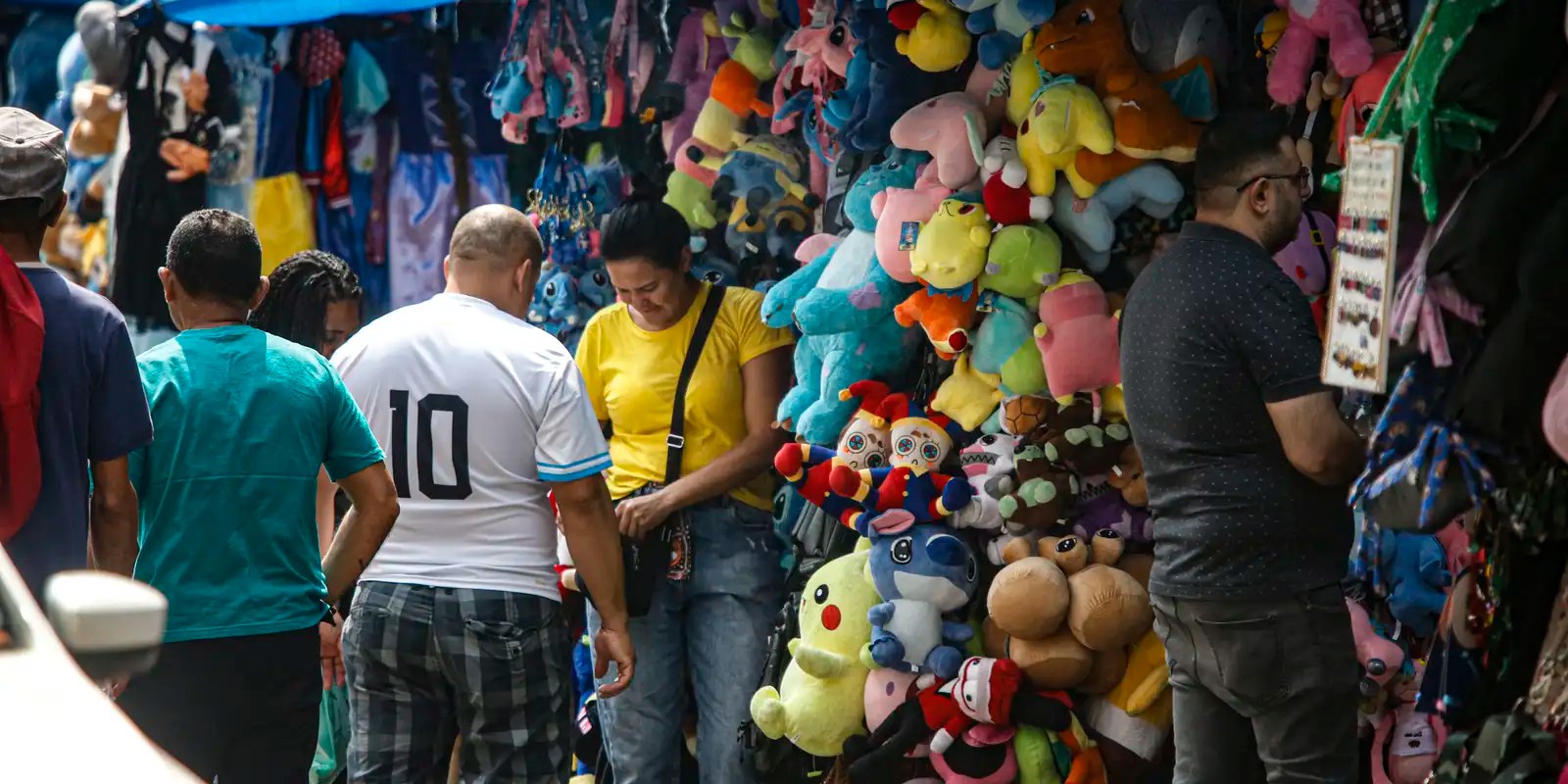 Comércio recua 0,3% em agosto, mas acumula alta em 2024