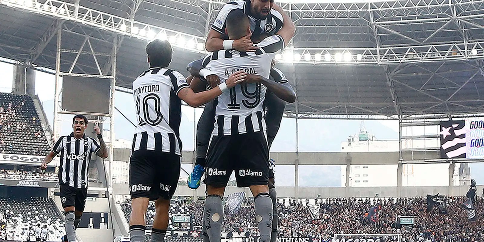 Botafogo vence Corinthians pelo Brasileirão com três de Arthur Cabral