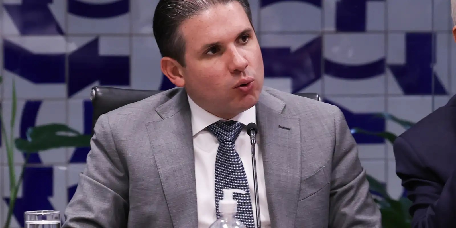 Motta convoca reunião de líderes para votar PL do fim da escala 6×1