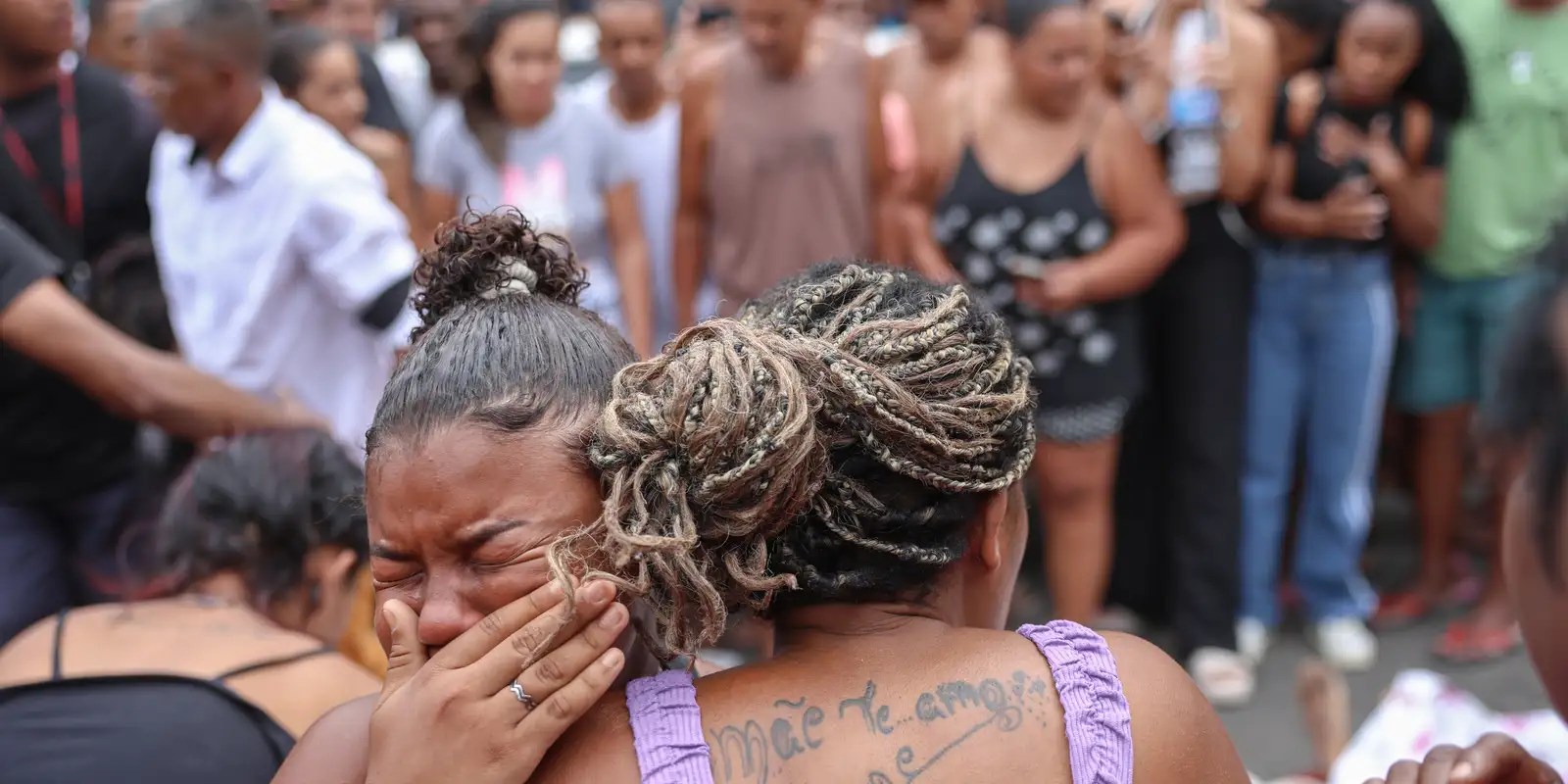 Ativistas denunciam "massacre" em ação policial no Rio