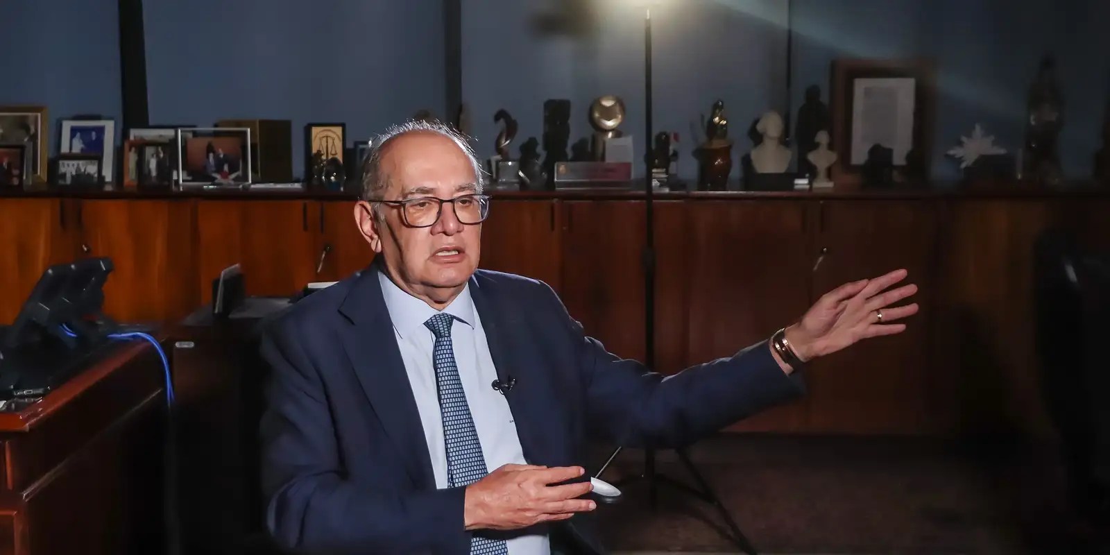 Moraes e Gilmar criticam vazamento de conversas do celular de Vorcaro