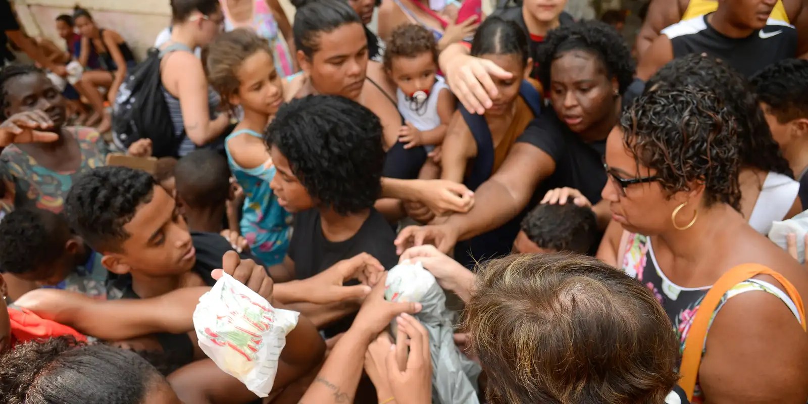 Cariocas festejam São Cosme e São Damião com distribuição de doces