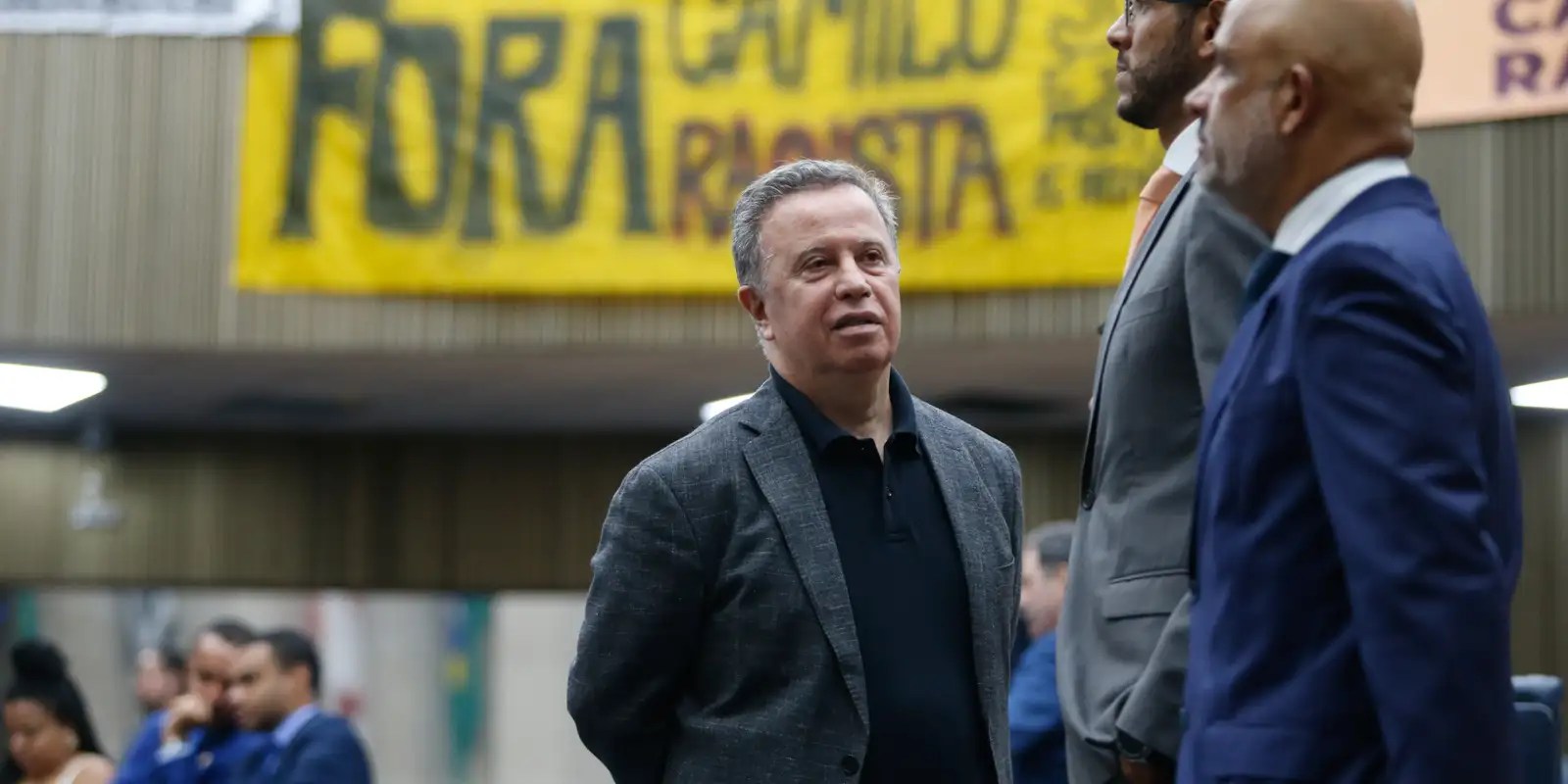 Câmara de SP cassa mandato do vereador Camilo Cristófaro por racismo