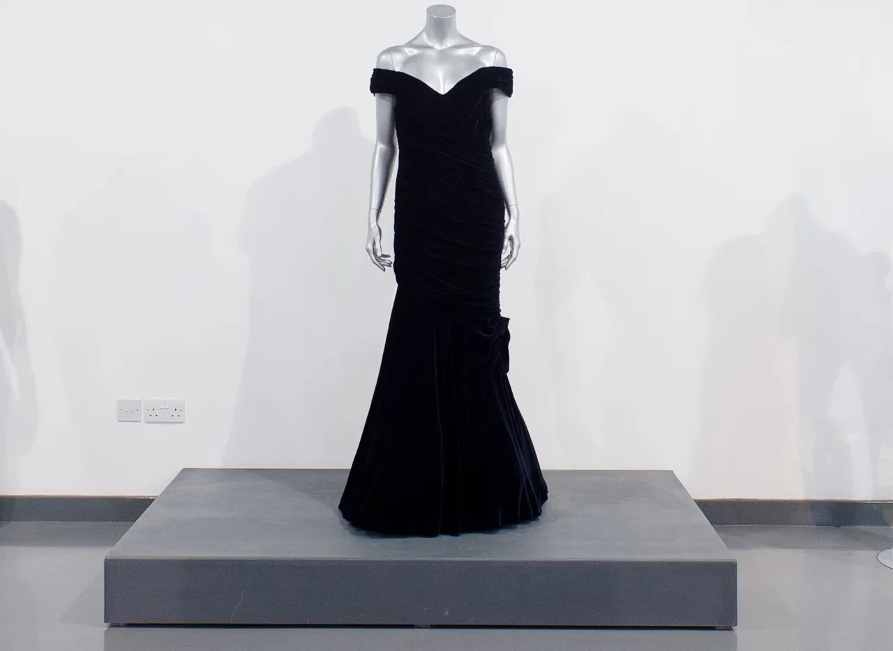 Princess Diana S Velvet Gown Worn At White House Dinner Hits Auction Barron S