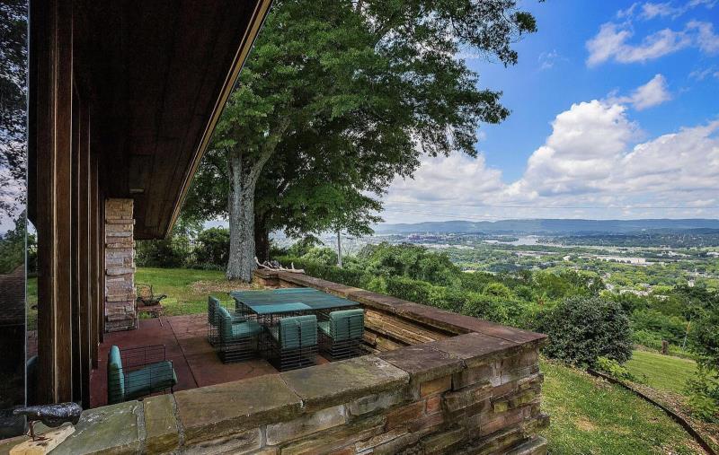 Frank Lloyd Wright Home in Chattanooga Goes Pending for $1.6M – Rare Architectural Gem! (2026)