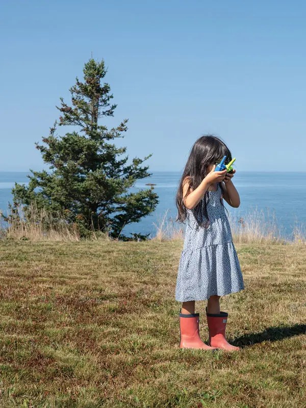 Usha Beaudoin and Ryan Pelletier’s
daughter, Ruby, playing
with walkie-talkies