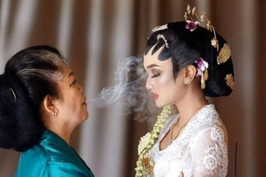 Doa sembaga ini dipercaya dapat melindungi sang pengantin dari roh jahat yang . Sembaga Rias Pengantin Dengan Asap Rokok Oleh Dukun Manten