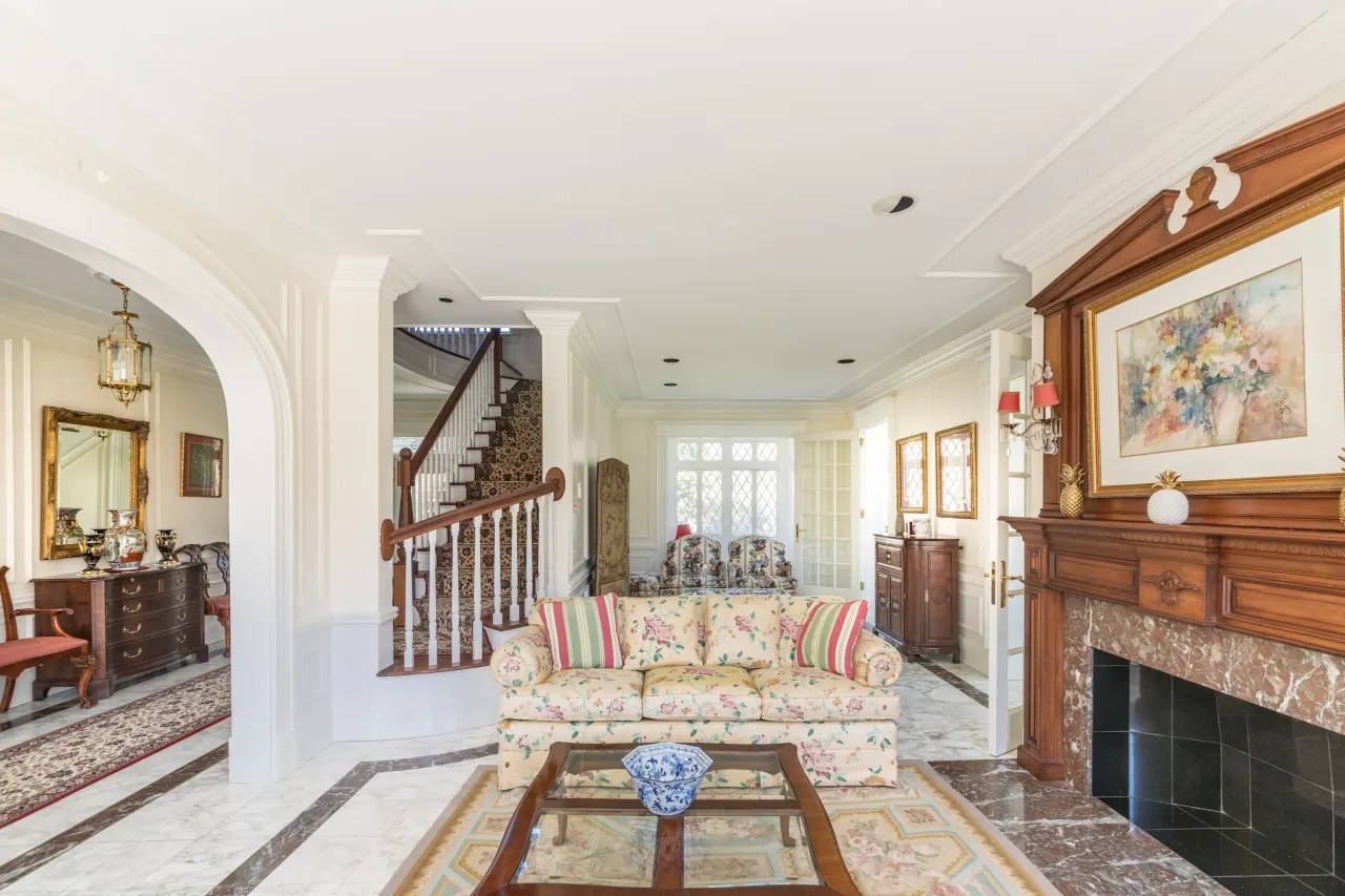 23 Marble Fireplaces For Every Aesthetic And Budget