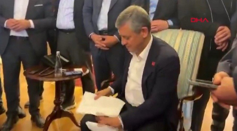 Based on this information, write a new short title in Turkish: Özgür Özel, kendisine ulaştırılan tebligatı yırttı