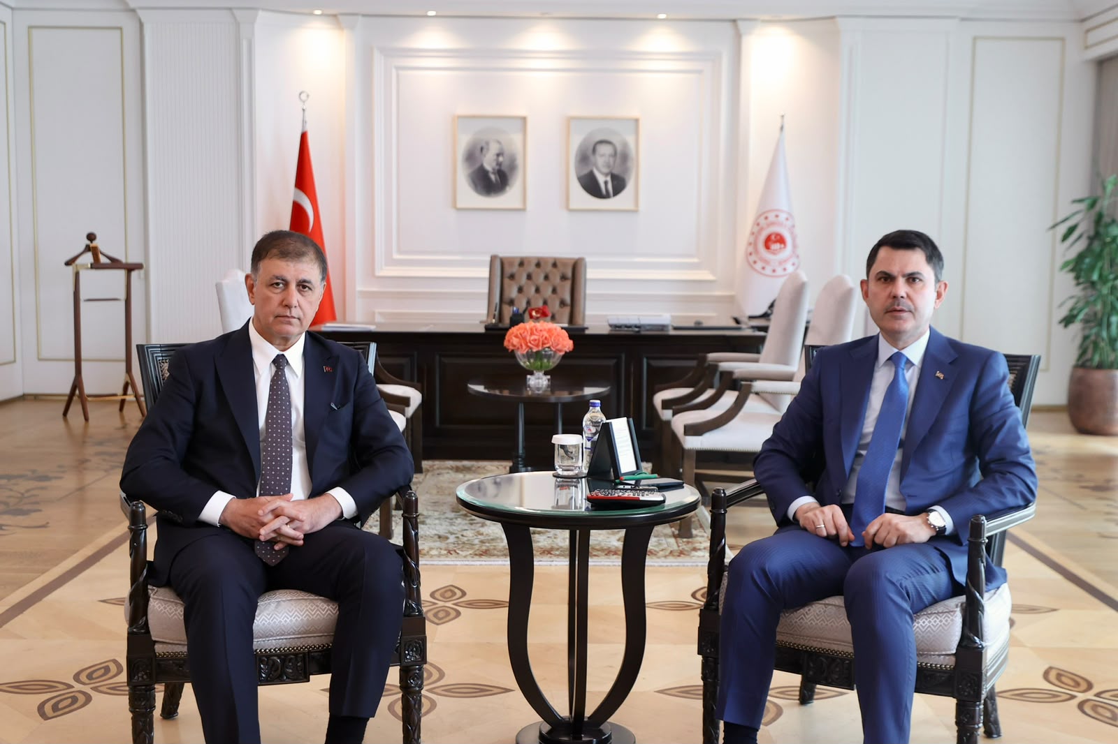 Bakan Kurum Cemil Tugay ile görüştü. 