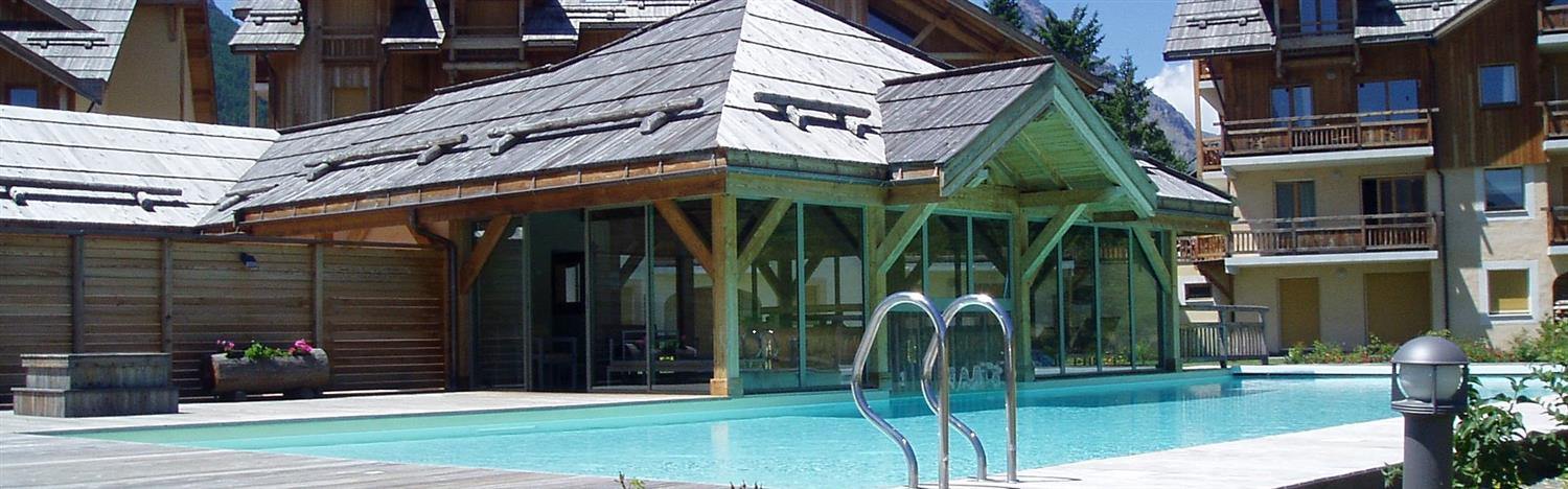 France Hautes Alpes Serre Chevalier Vallee De La Guisane Le Monetier Les Bains Les Bains Du Monetier Grand Piscine D Eau Thermale Photo Stock Alamy