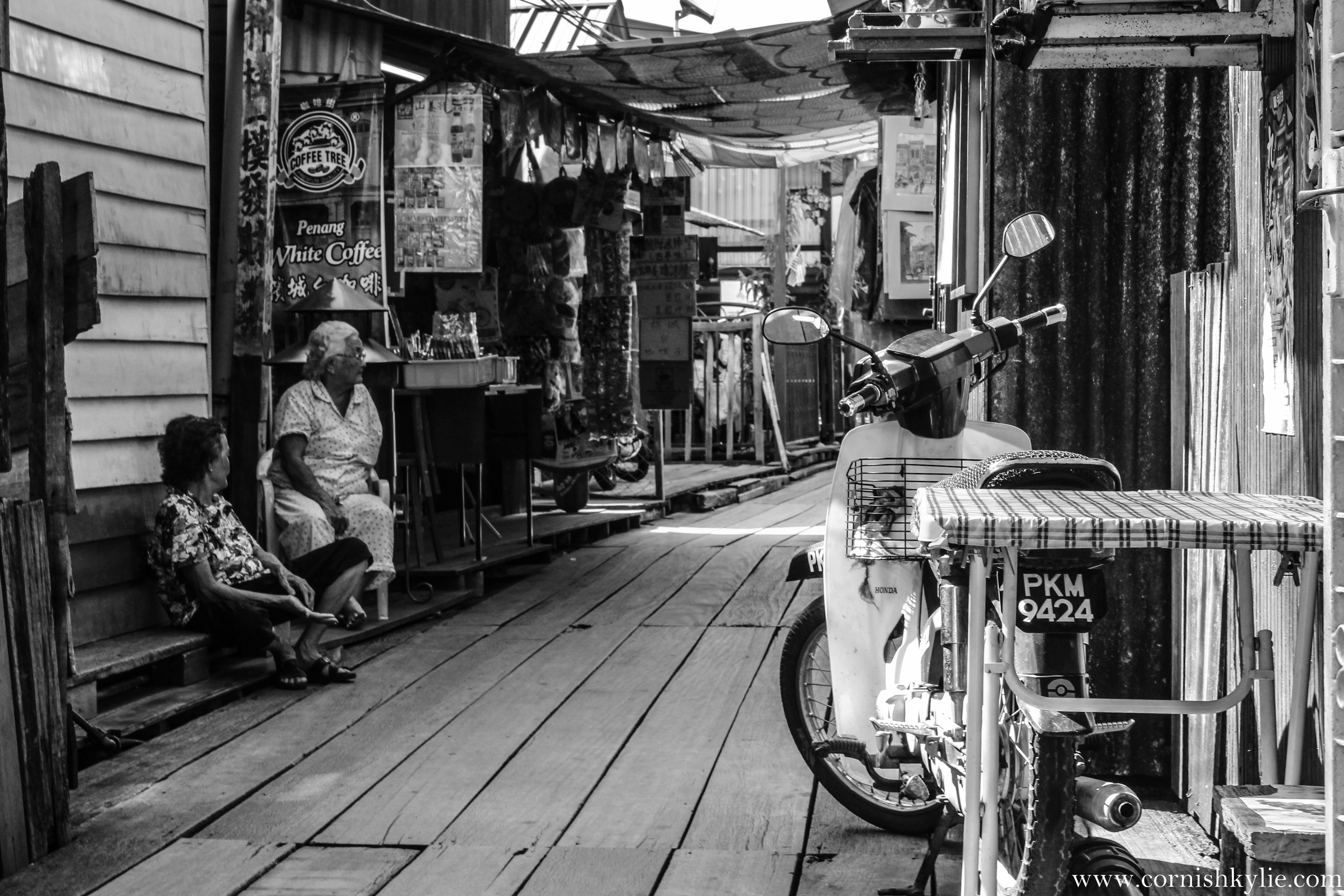 24 gambar kartun putri duyung hitam putih gambar lukisan frozen . 25 Glorious Black And White Photos From The Streets Of Malaysia