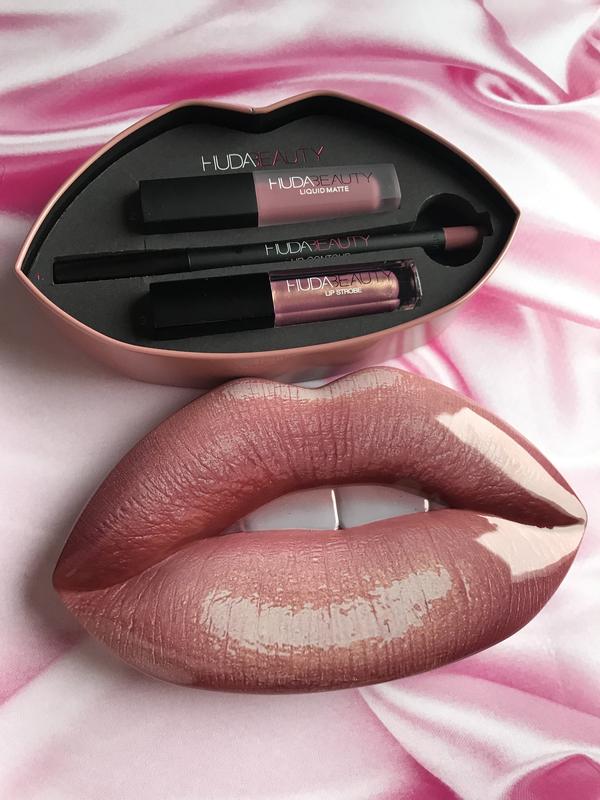 Muse (muted rose) / angelic (light peach rose with gold reflections) : Nabor Dlya Gub Huda Beauty Contour And Strobe Lip Set Muse Angelic Cena 860 Grn V Kataloge Pomada Dlya Gub Kupit Tovary Dlya Krasoty I Zdorovya Po Dostupnoj Cene