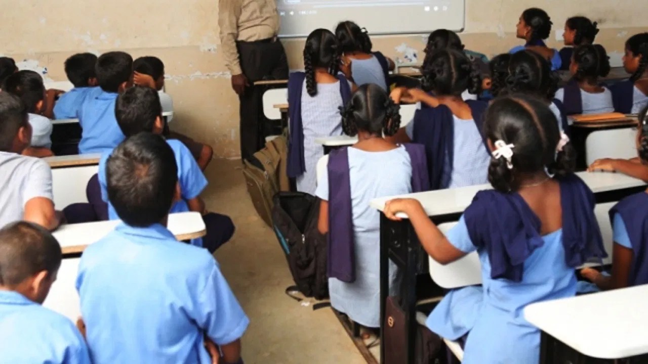 बिहार: सरकारी स्कूलों की टाइमिंग में बदलाव, गर्मी की वजह से ग्राउंड असेंबली  बंद | Timing change Bihar government school special class summer vacation  morning class ground assembly closed ...