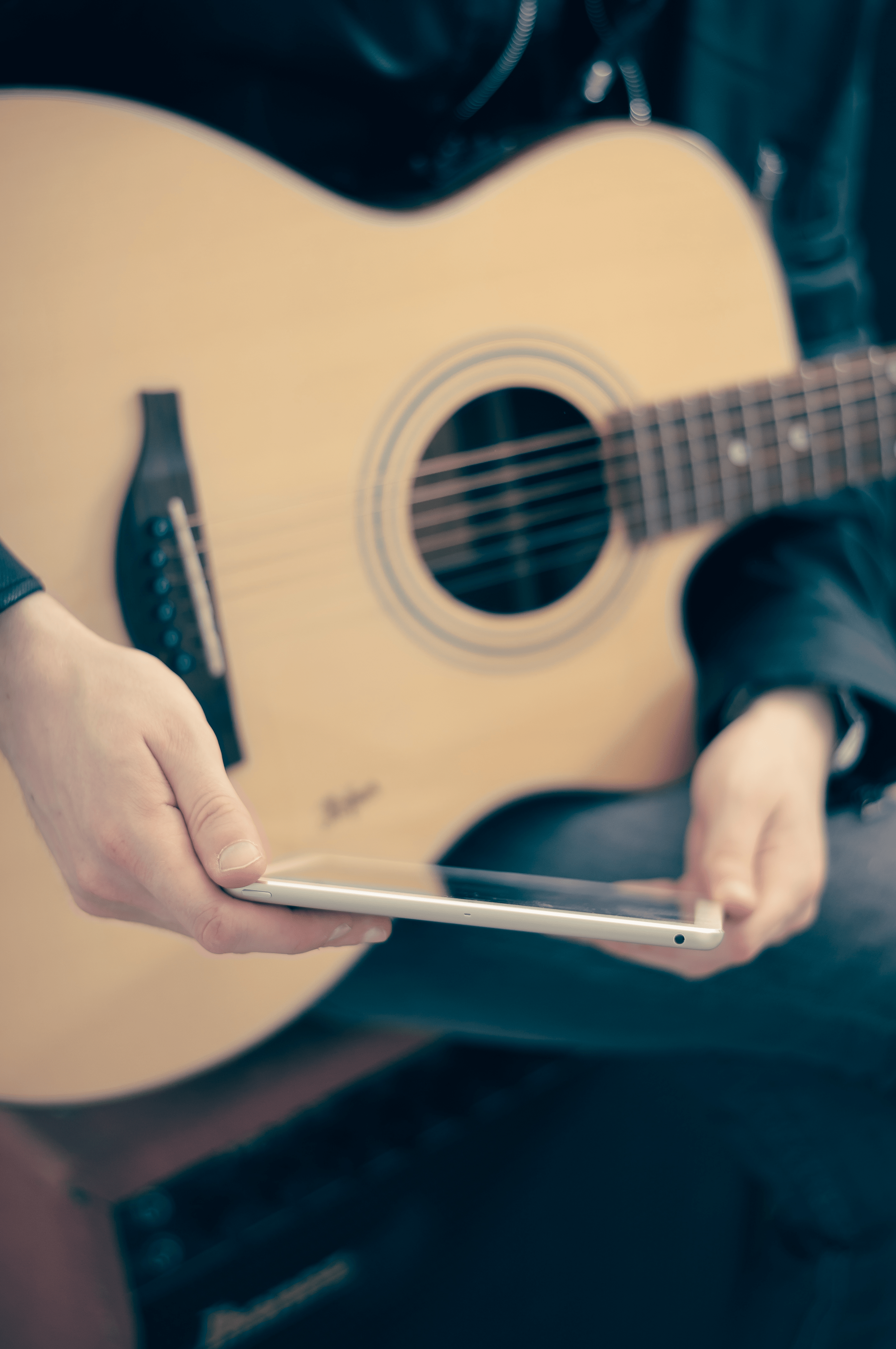 Brown Acoustic Guitar On Black Textile Photo – Free Grey Image On Unsplash 632_X_420_jpg