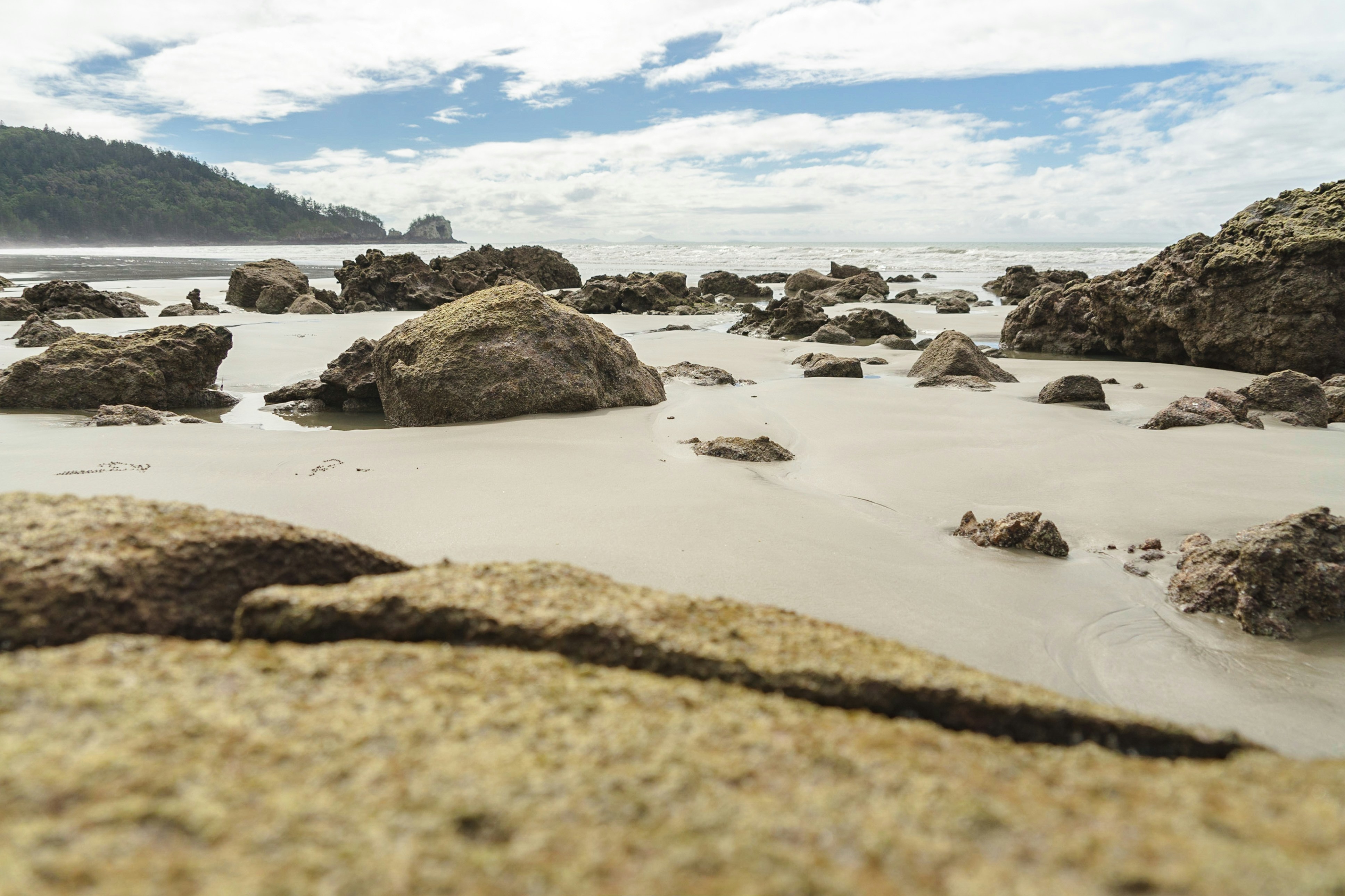 Rocas Que Se Reflejan En El Agua Foto Premium - Download Beautiful Geometric Art | 4K