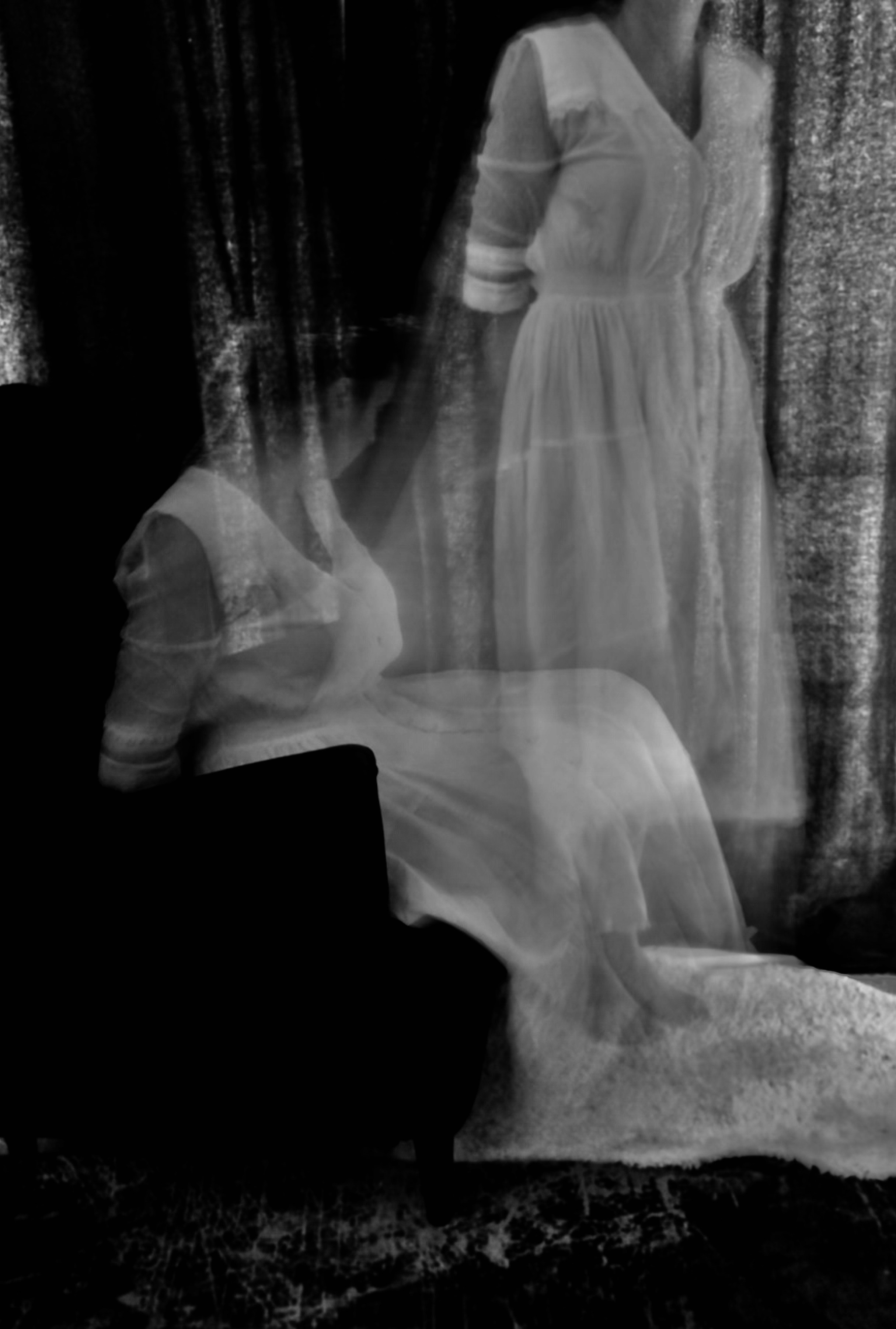 Kisah Terapi – ‘Mengantar Pulang’ Hantu Pocong Pembawa Kesedihan