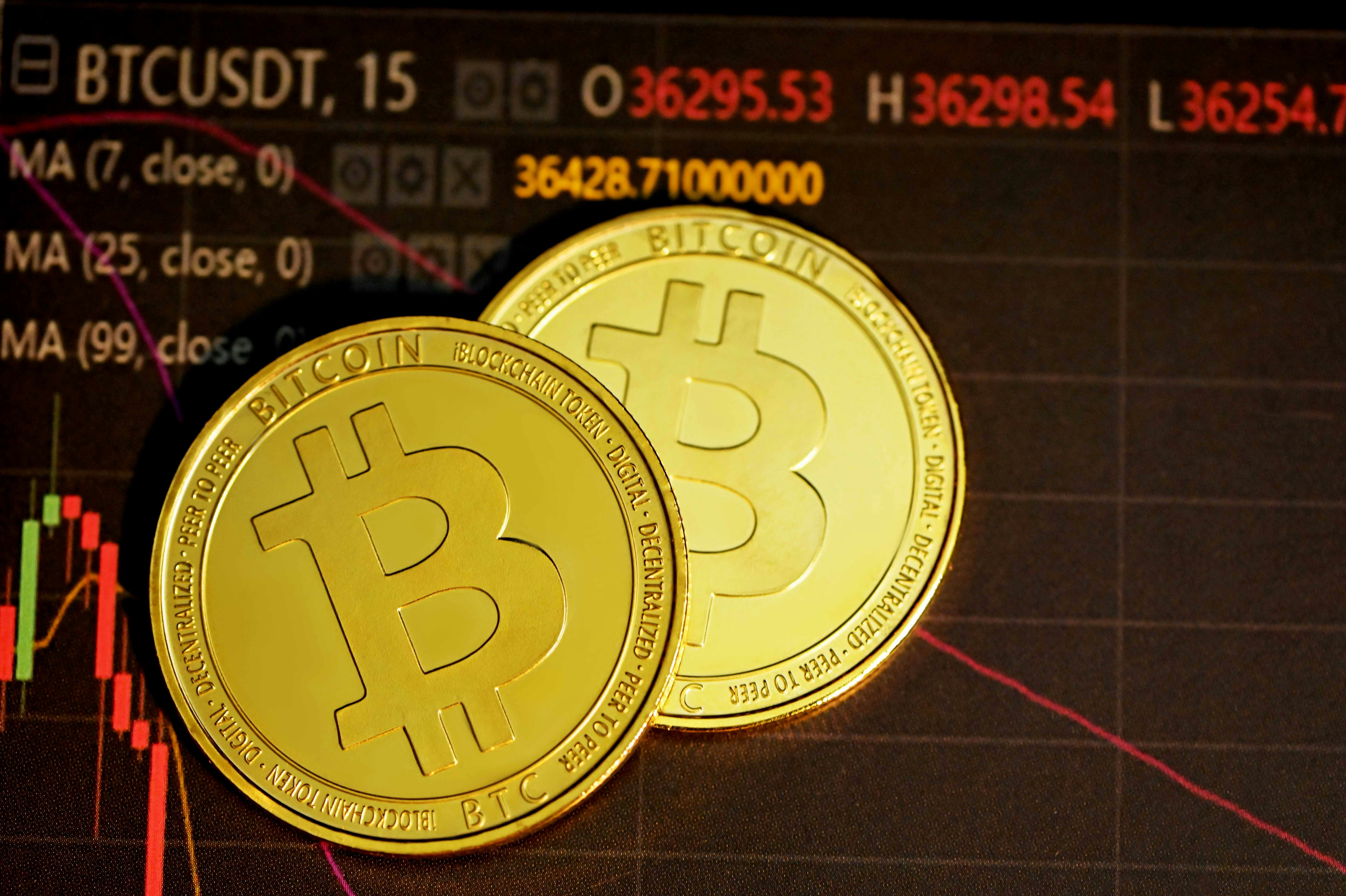 Traders minoristas y ballenas de Bitcoin se hallan enfrentados entre rebotes y caídas del precio