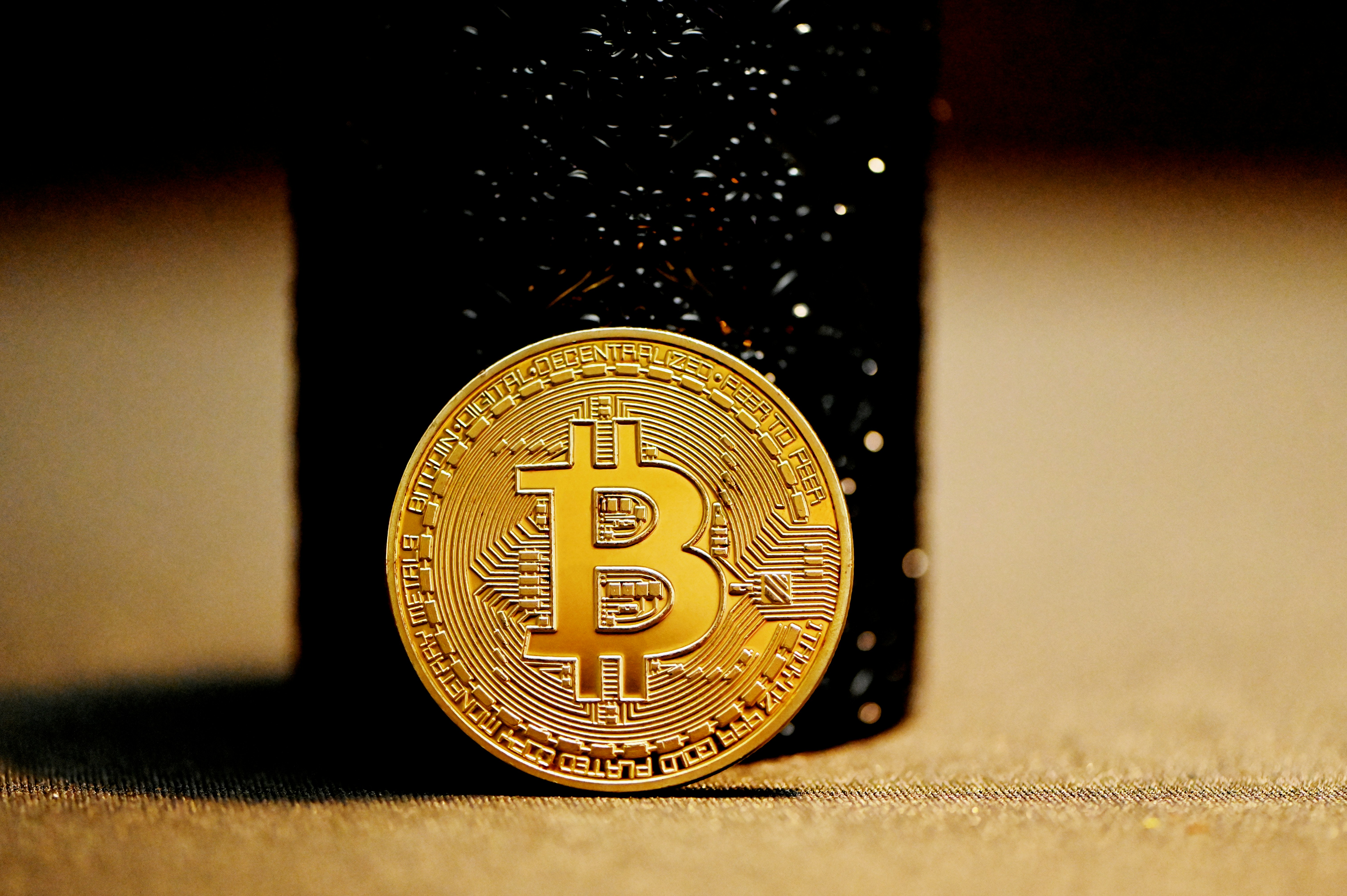 Decisión sobre las tasas de la Fed impulsa a Bitcoin en medio de una potencial liquidación en los 106.000 dólares