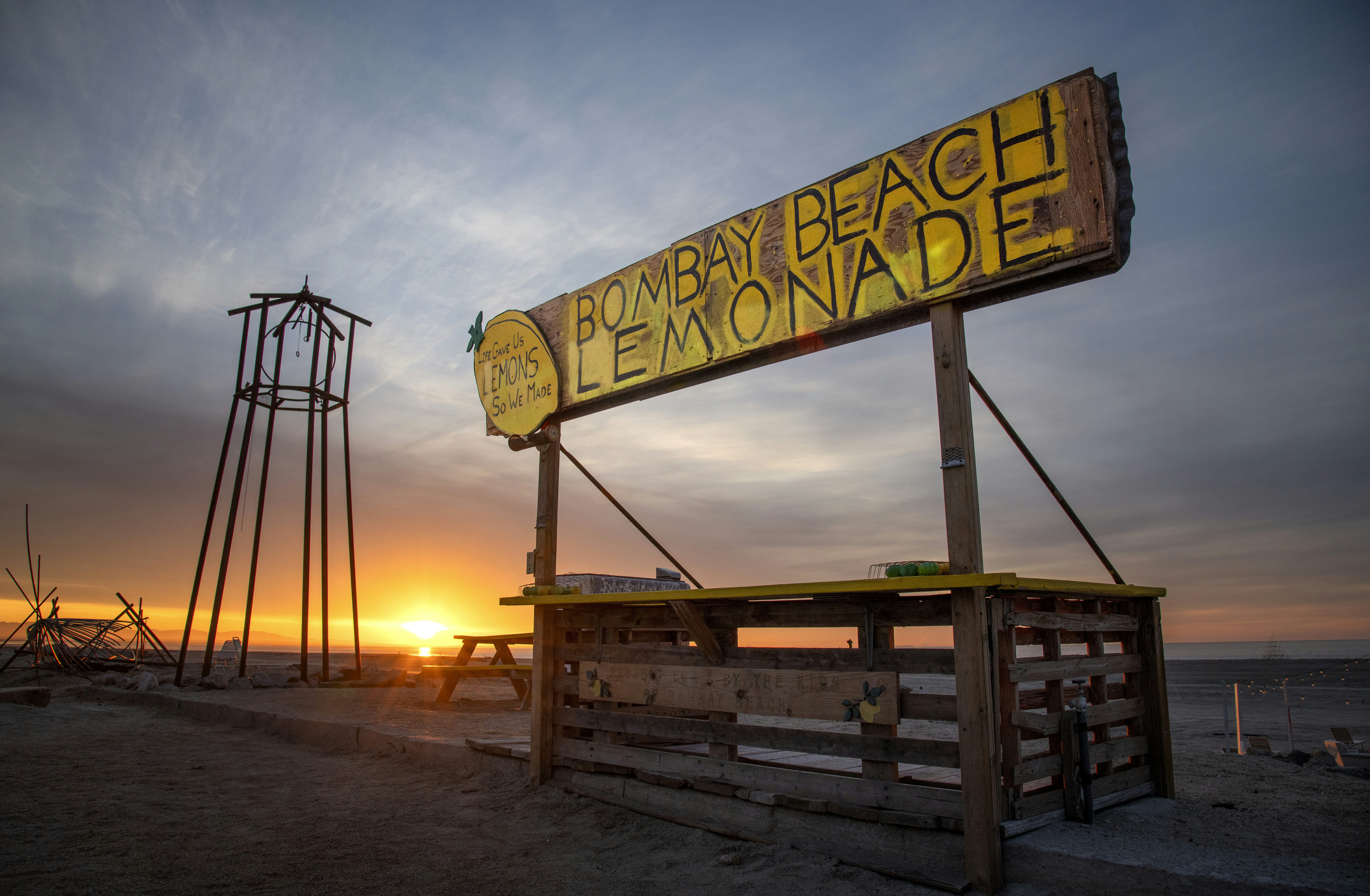 Devojčica je prodavala limunadu da spasi svog tatu — ono što se potom dogodilo promenilo im je živote zauvek