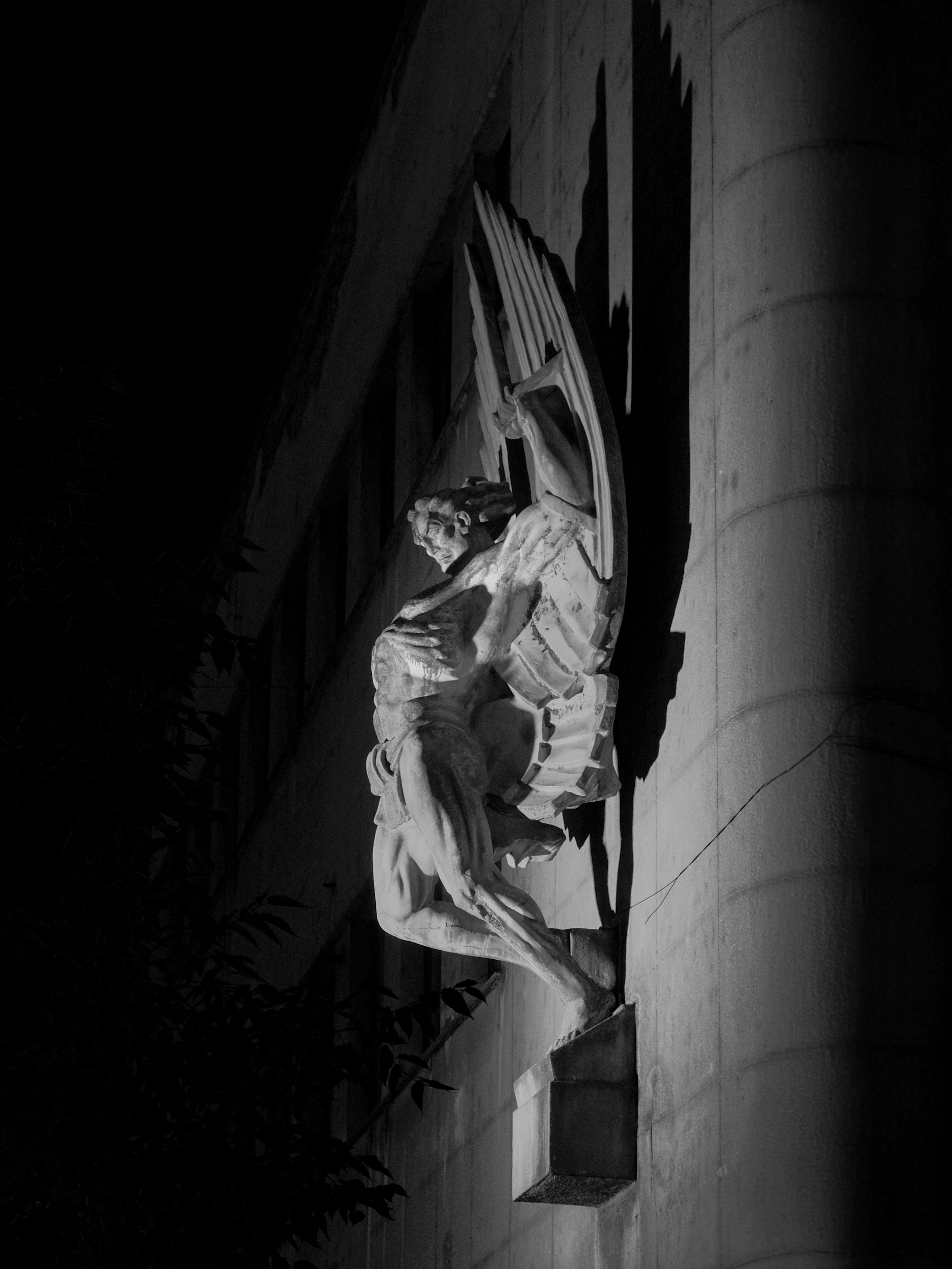 Foto Una Estatua En El Costado De Un Edificio Imagen Edificio Gratis - Download Modern Abstract Illustration | High Resolution