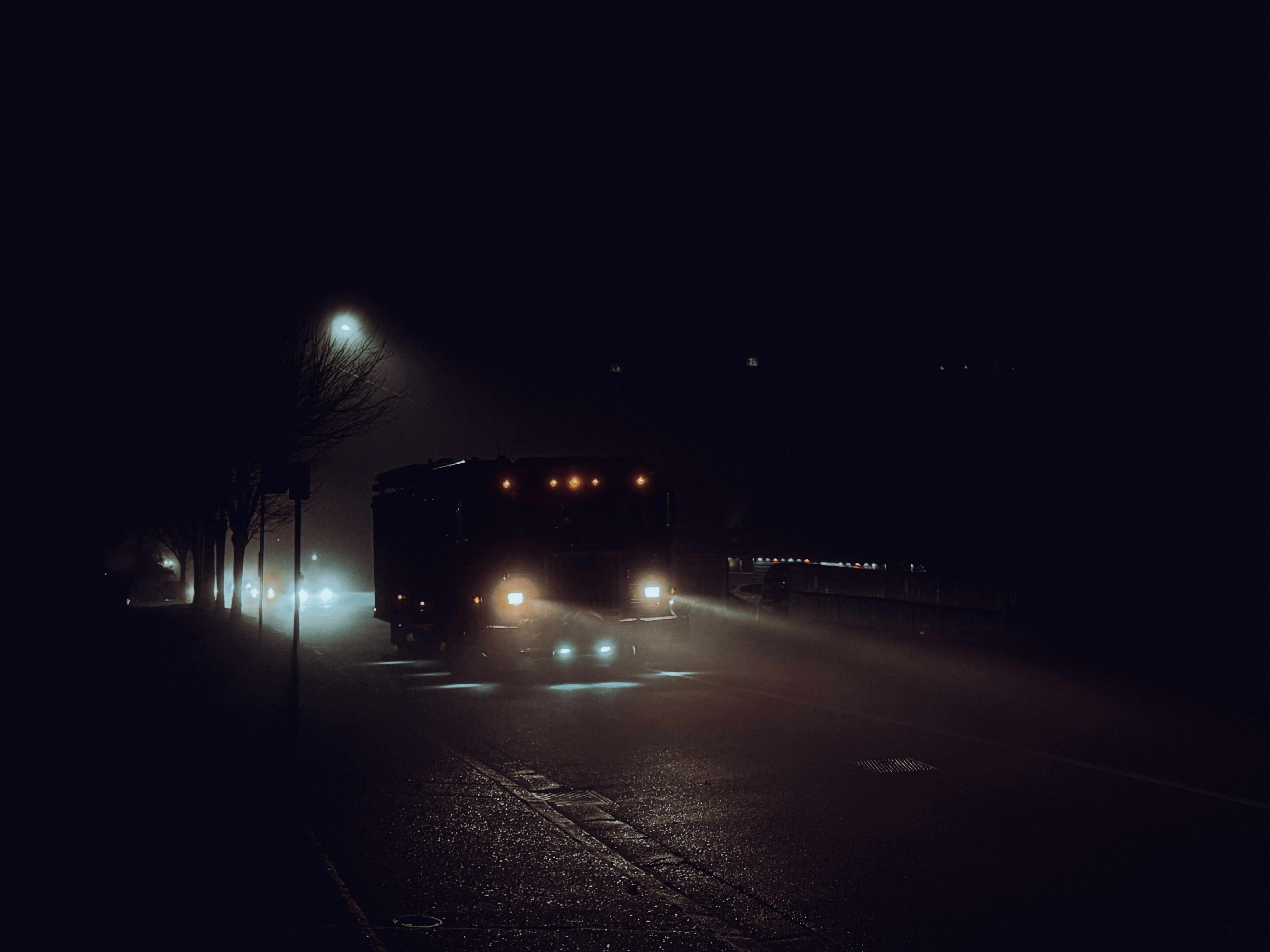 Autobus sleteo s puta i udario u stub dalekovoda — jedna osoba poginula, više povređenih