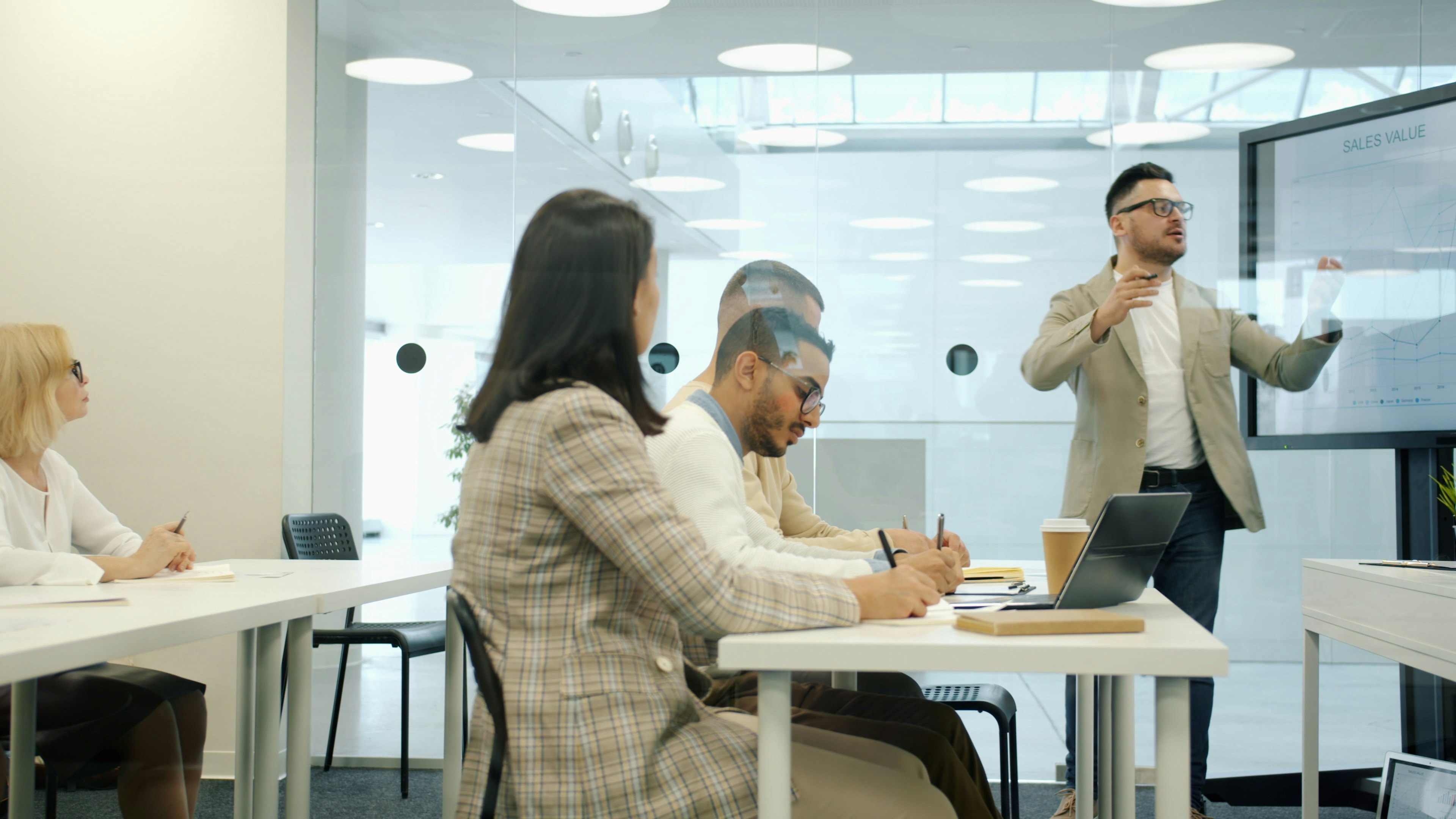 Scaling Smart: Innovative Growth Tactics That Outpace Competitors