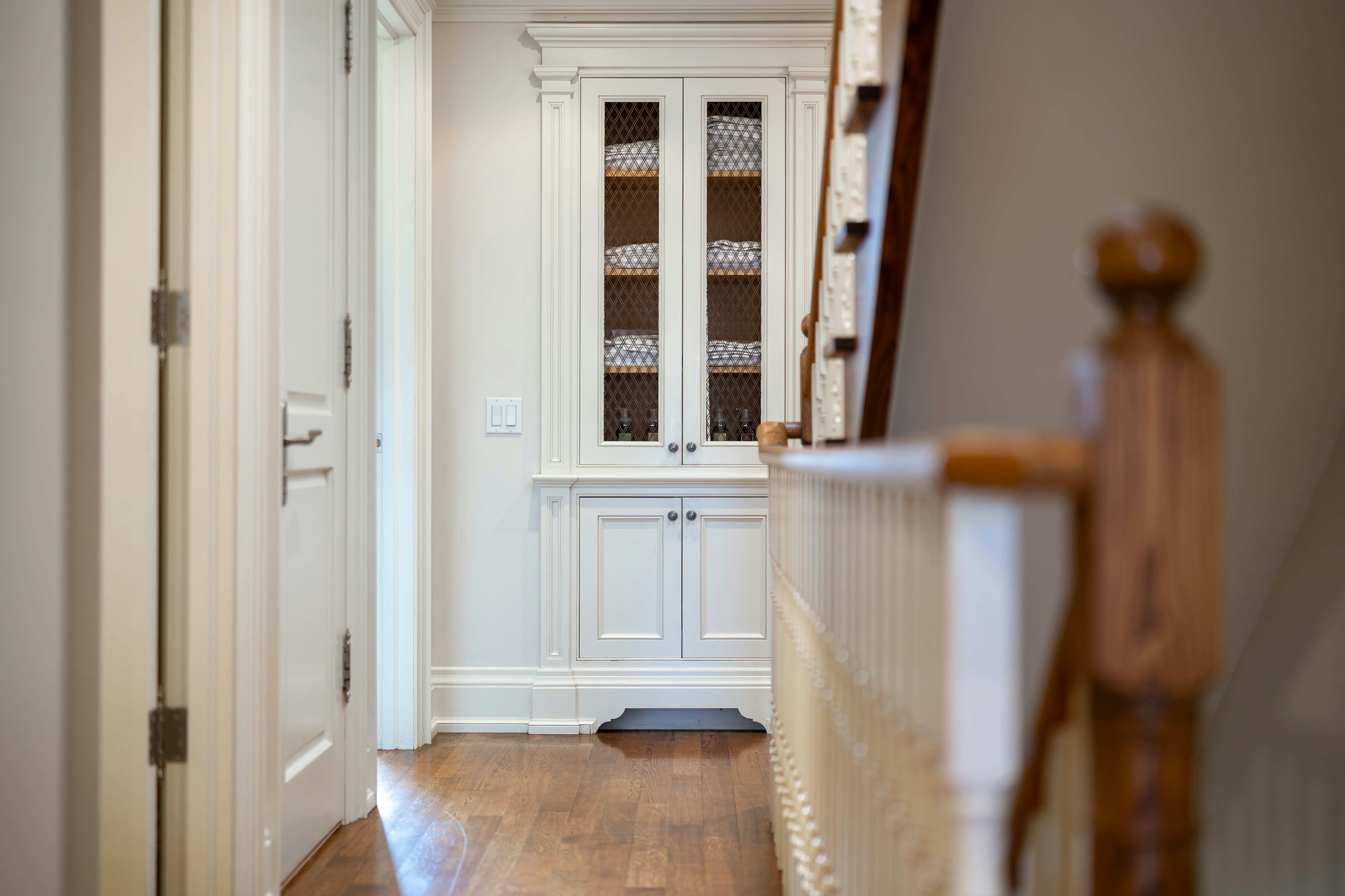 How Should You Decorate a Narrow Hallway at Home