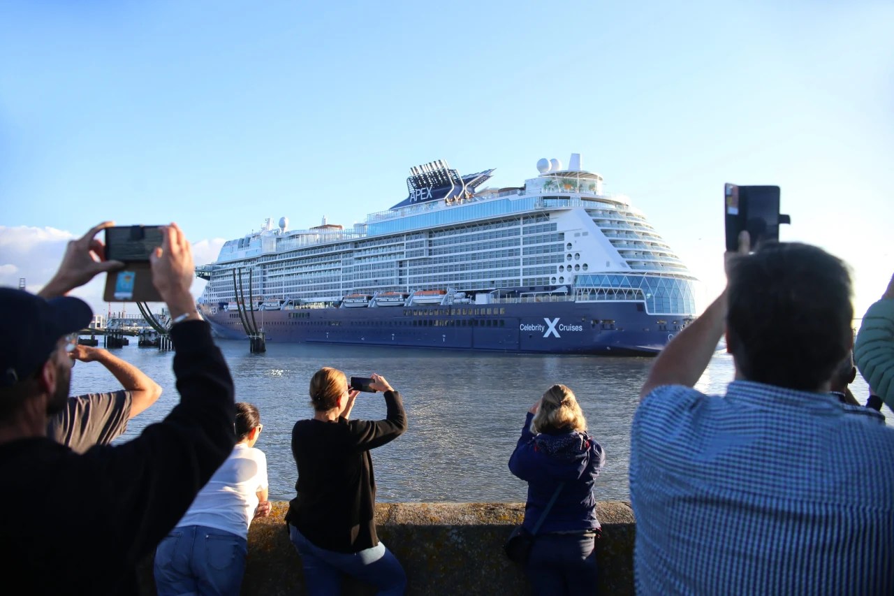 Apr 06, 2021 · boston harbor city cruises set sail with new covid safety rules. Passengers Keep Calm As Covid 19 Cruises On Wsj