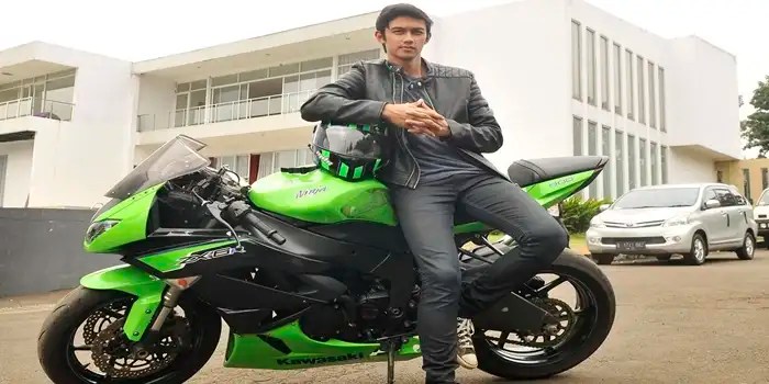 Download Gratis Gambar Cowok Motor Matic Vs Cowok Motor Sport Keren Yang Mana Loop Gratis Id Terkeren by Lampung Hits
