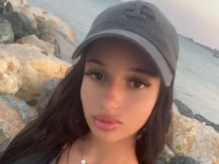 IzzyDesire Live Webcam on Streamate