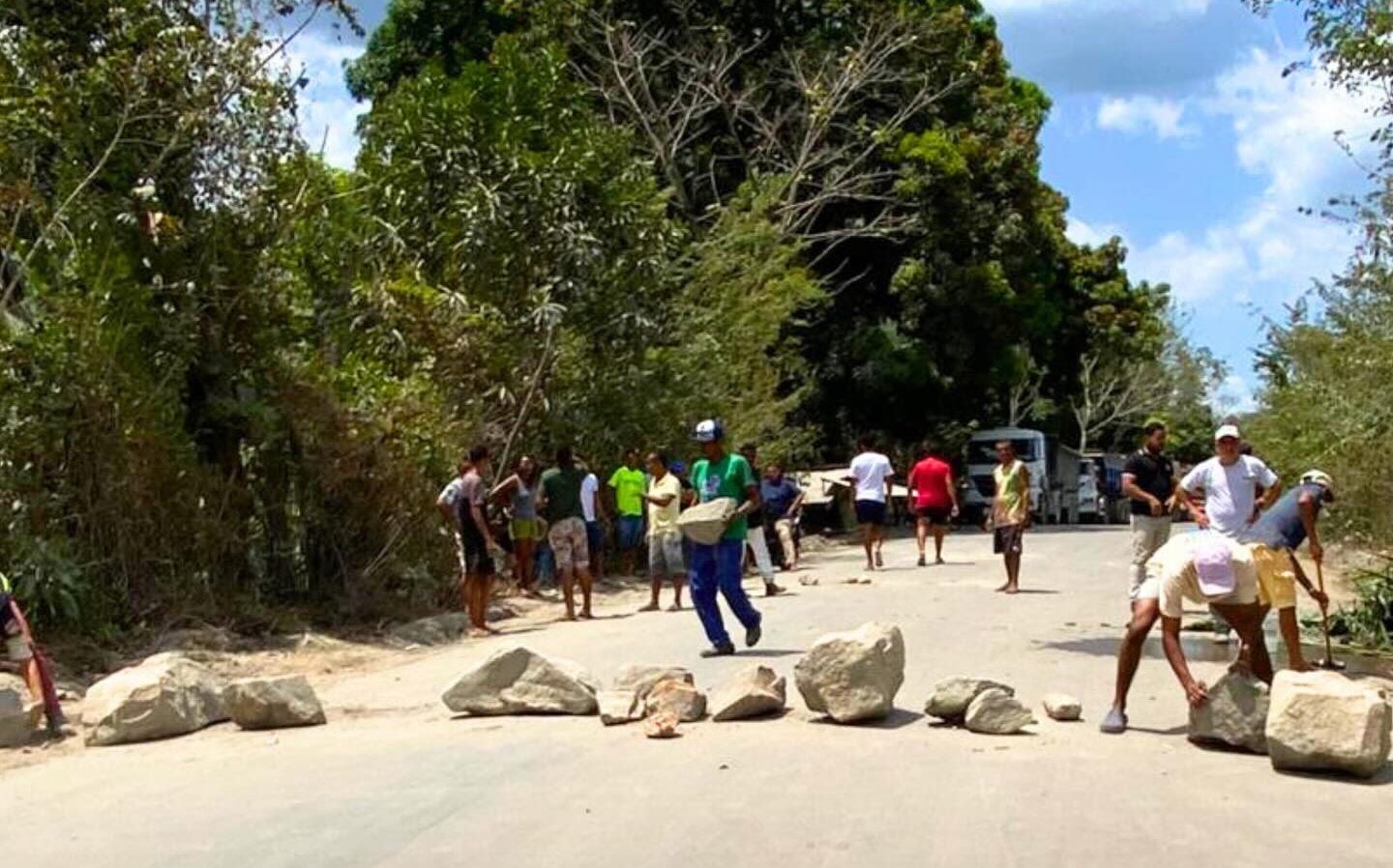 Moradores do povoado de Peris de Baixo, fecharam a princípio com pedras o acesso às pedreiras