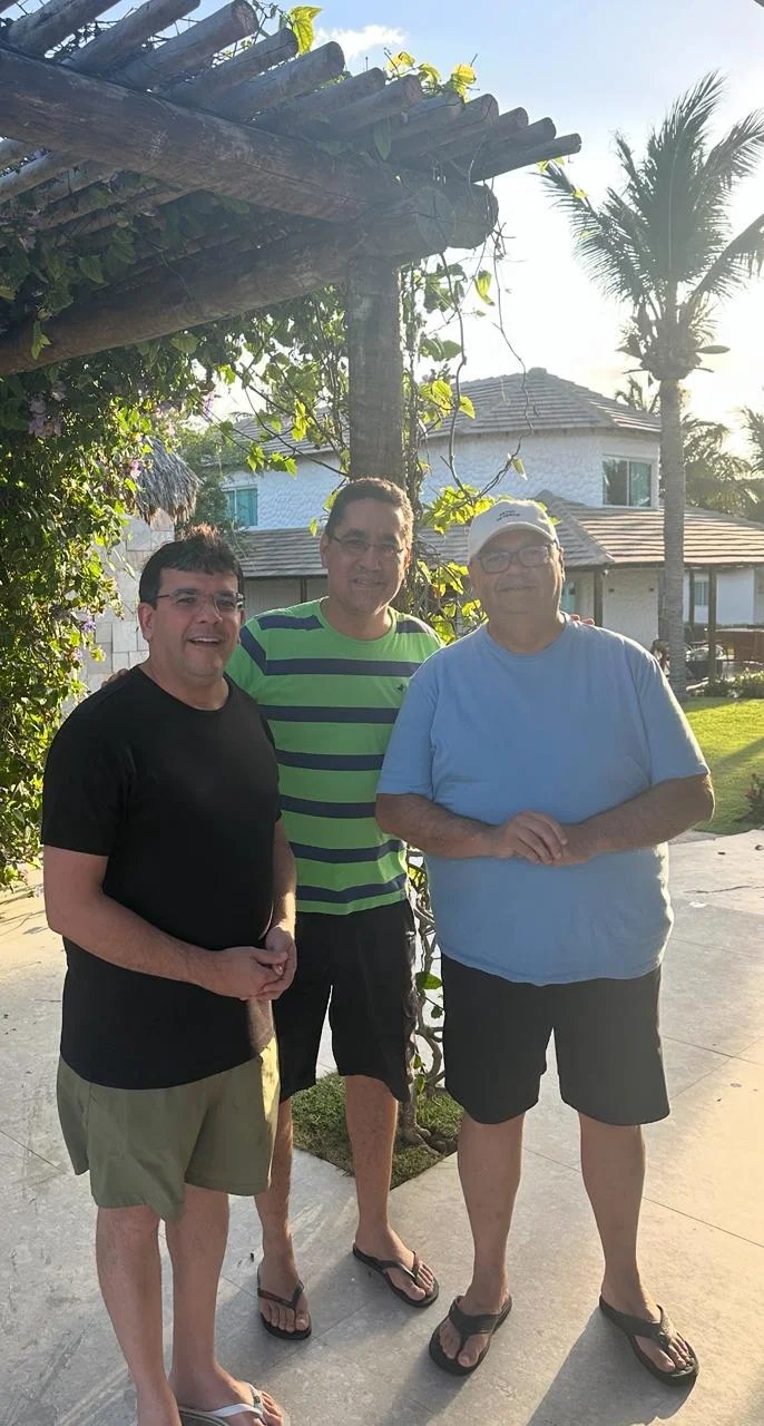 Em recesso do STF, Flávio Dino passa férias no litoral do Piauí e se encontra com Rafael Fonteles