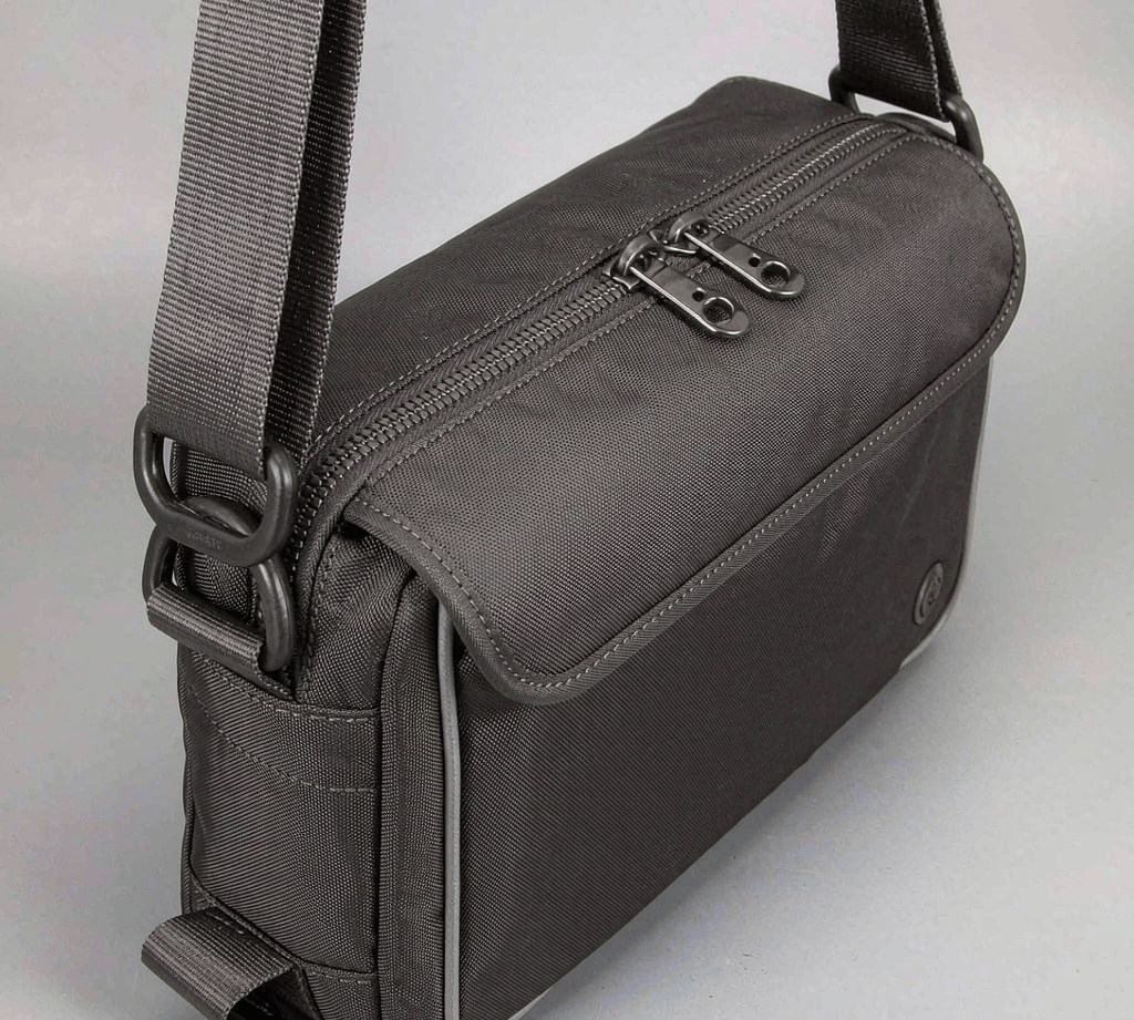Cutaway of a slash-resistant commuter bag showing steel mesh between shell and lining and a lockable zipper