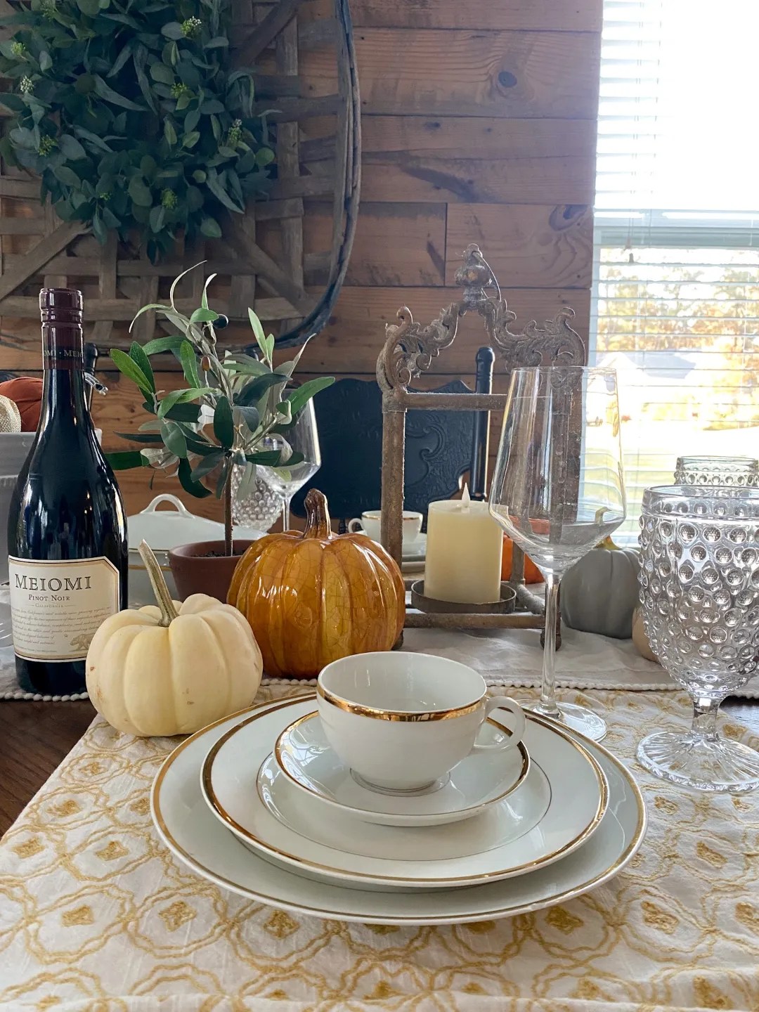 A Traditional Thanksgiving Tablescape with a Modern Feel - I'm Fixin' To - @imfixintoblog