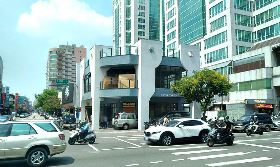 逢甲知名人氣店家來崇德路商圈，原漢口路星巴克店址，刁民酸菜魚二店即將開幕。