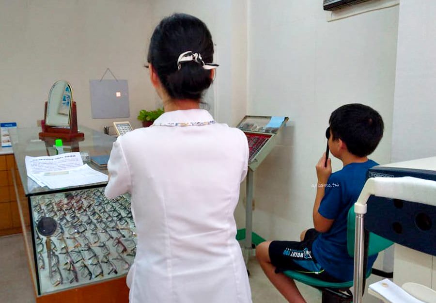 家長寒暑假作業準備好了沒？打倒惡視力 小學生寒暑假必繳作業之一