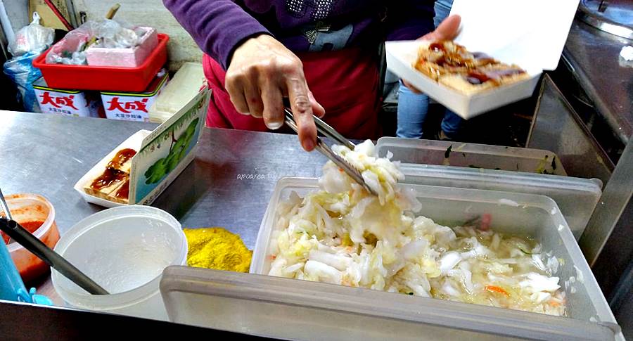 四平臭豆腐｜泡菜小黃瓜給滿滿，還有大腸麵線、豬血湯，素食可，後方備有停車場，四張犁黃昏市場