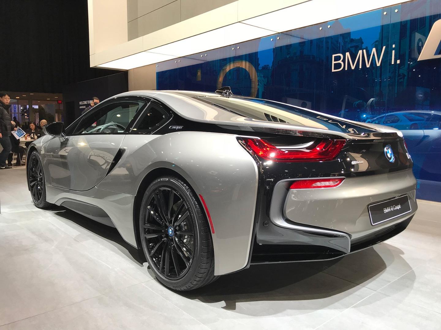 How to replace the car battery on a bmw i8