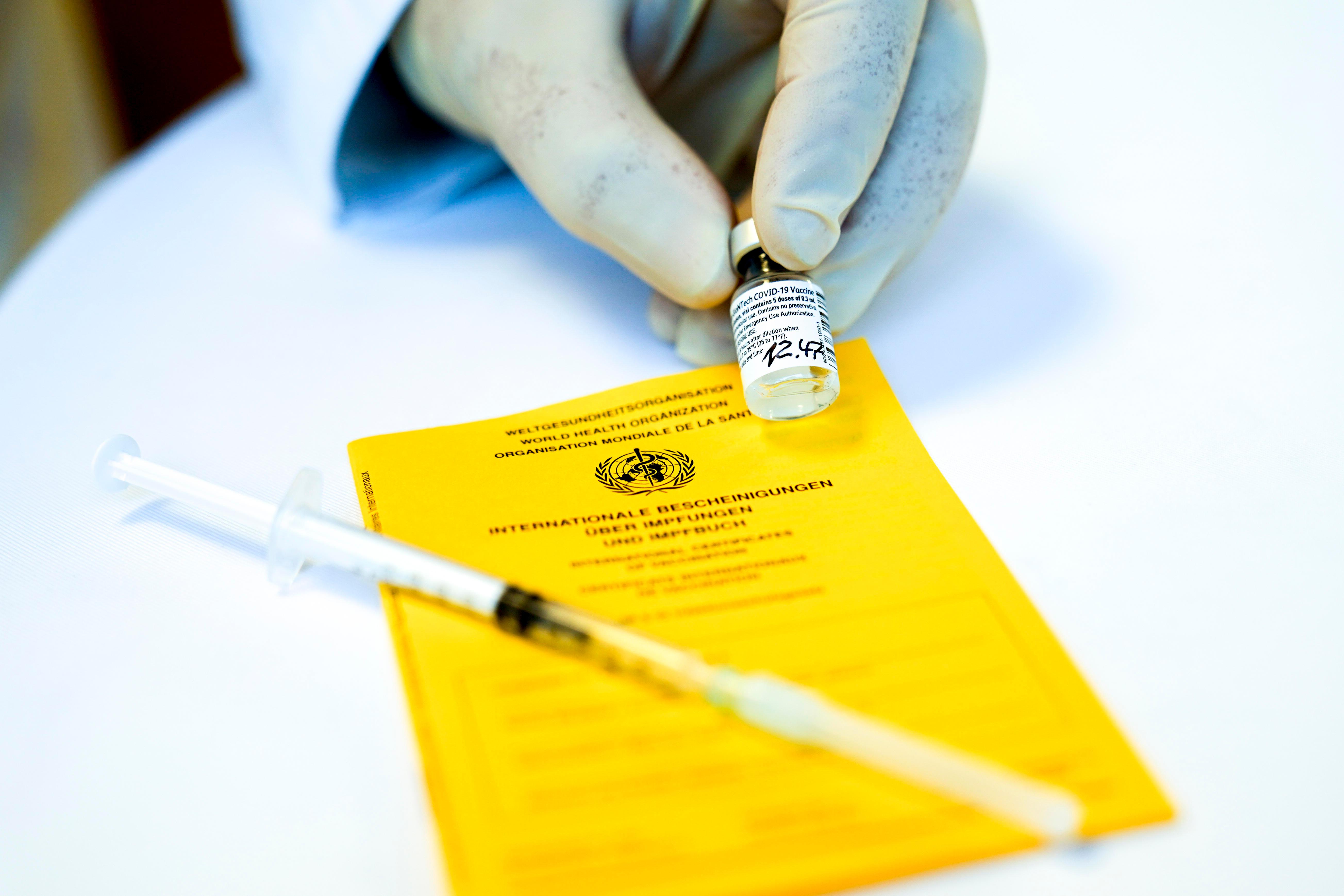 Helfen sie mit und verbreiten sie die sujets der impfkampagne jetzt impfen. Start der Impfkampagne feuert Diskriminierungsdebatte an